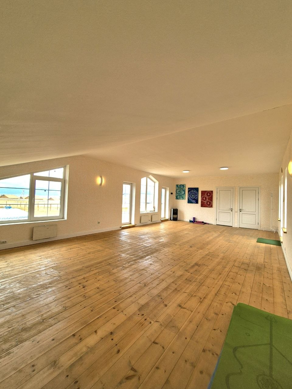 Зал — панорама с окнами и мандалами