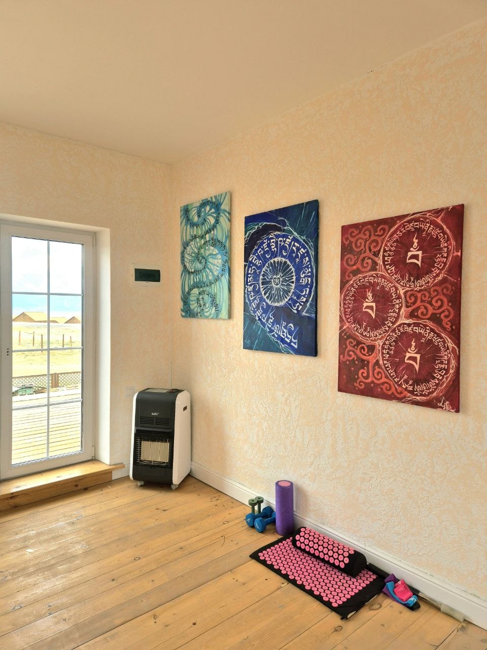 Зал — мандалы на стене, коврики для йоги
