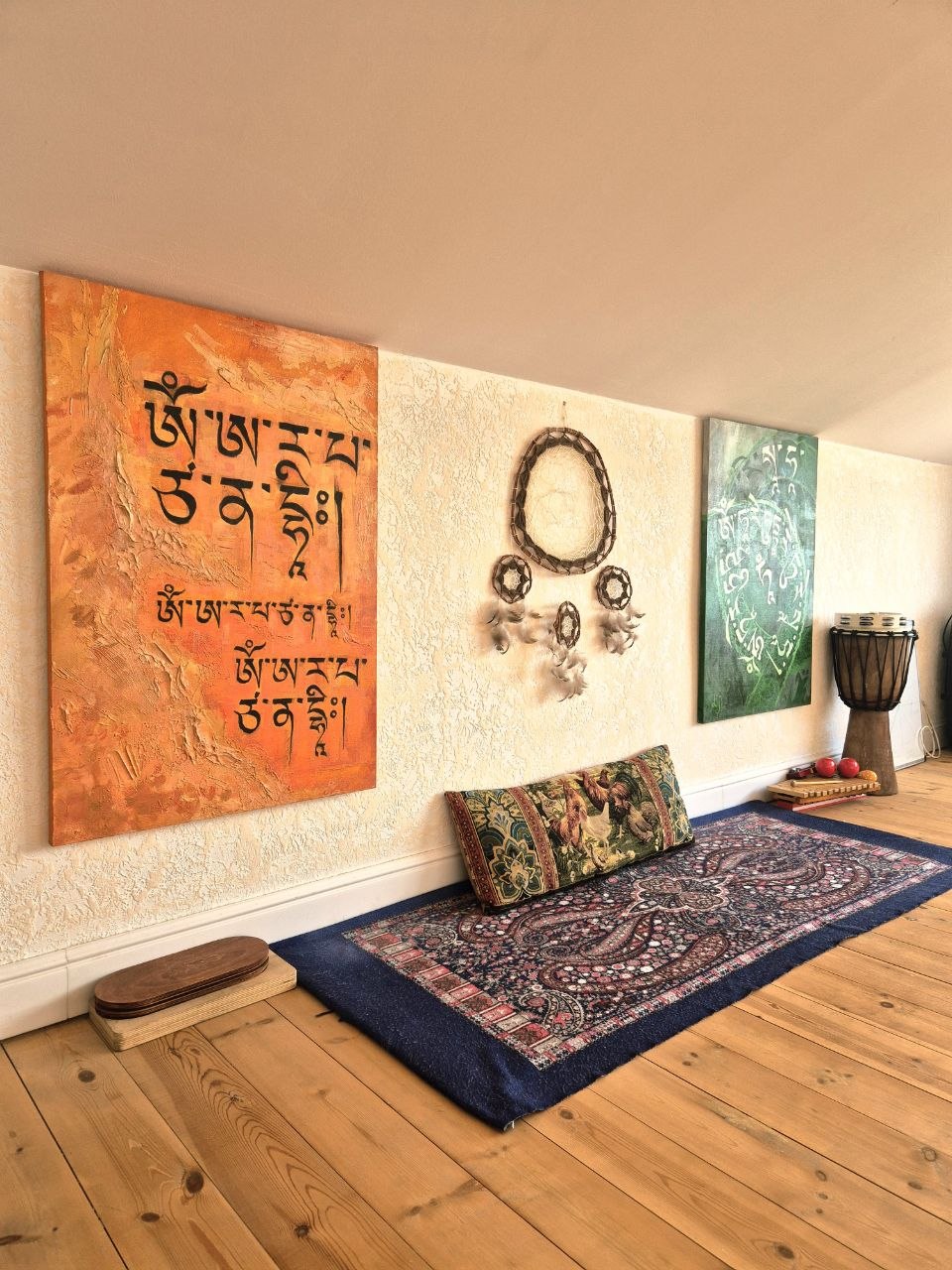 Зал — мандалы, ловец снов, барабан