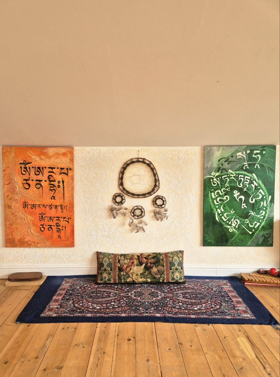 Зал — место для медитации, ковёр и подушки